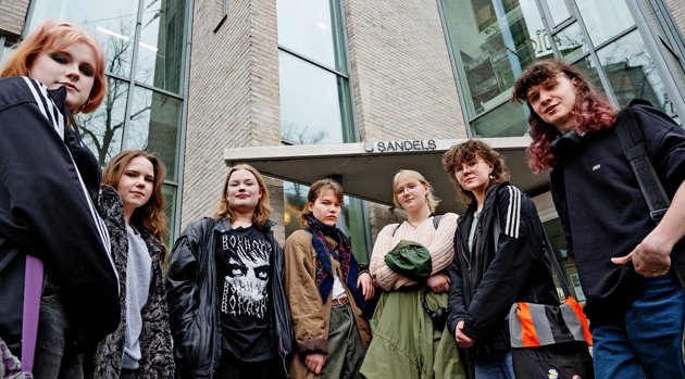 Många elever tågade ut i Tölö för att protestera mot regeringens sparplaner för gymnasie- och yrkesutbildningen. Från vänster:  Sam Lindberg, Ebba Tenhunen, Saga Wahlström, Astrid Moshagen, Ester Autio, Emmi Lumio och Rafael Meinander.