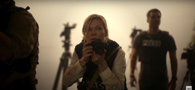 Kirsten Dunst spelar krigsfotografen Lee Smith.