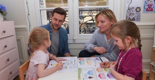 Eva Sågbom, 4, började skolan i Paris i höst. Hennes storasyster Karin, 7, har redan lärt sig division. De ligger långt före sina jämnåriga kamrater hemma i Finland. 