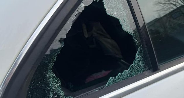 Det lilla sidofönstret på höger sida av bilen hade slagits sönder i ett tiotal bilar som stod parkerade längs gator i Brunnsparken.