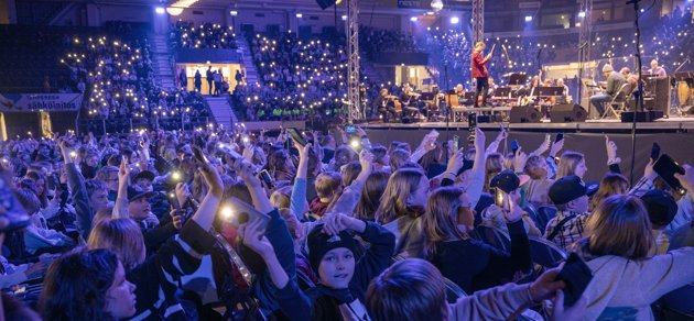 Skolmusik samlade omkring tretusen deltagare i Hakametsä ishall i Tammerfors.
