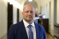 Timo Vornanen (Sannf) är första periodens riksdagsledamot och till sitt civila yrke polis. Partisekreterare Harri Vuorenpää uppger att partiet ”ser mycket allvarligt på situationen”.
