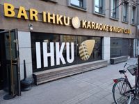 Incidenten inträffade utanför Bar Ihku, ett stenkast från Riksdagshuset.
