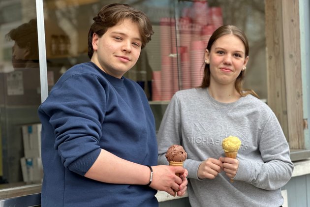 Frans Ekebom och Moa Nordström ansvarar för glasskiosken i Kyrkparken i Hangö under denna sommarsäsong.