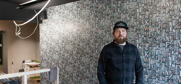 Företagare Roni Truhponen renoverar lokalerna själv och räknar med att biljardhallen Paino i WSOY-huset kan öppna inom några veckor.