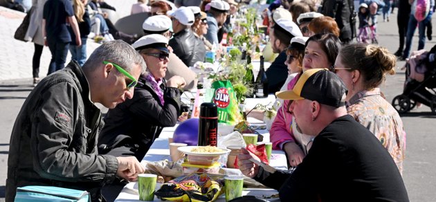Första maj firades runtom i Helsingfors. Vid Glaspalatstorget dukades långbord där alla fick slå sig ner med sin picknickkorg eller med hämtmat från närliggande restauranger. 