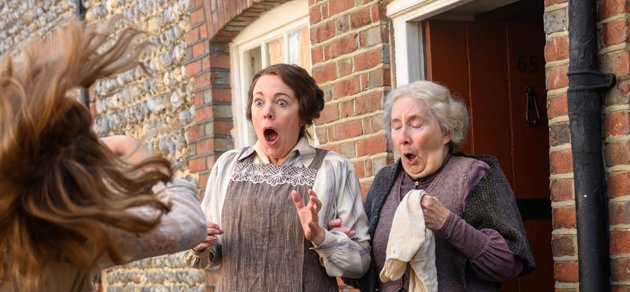 De som gillar brittisk film lär gilla Thea Sharrocks tokiga dramakomedi Wicked little letters, med Olivia Coleman (till vänster) i huvudrollen.