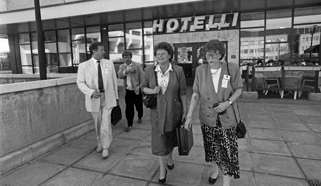 SDP:s Matti Puhakka. norska Gro Harlem Brundtland samt social- och hälsovårdsminister Tuulikki Hämäläinen vid SDP:s partikongress i Villmanstrand i juni 1990.