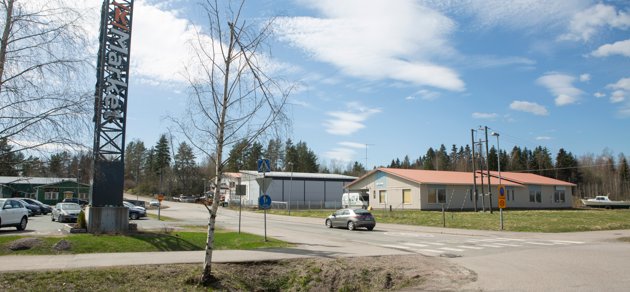 Varuboden-Osla köpte de två fastigheterna på Barråsvägen 1 och 3. Invid finns K-Market.