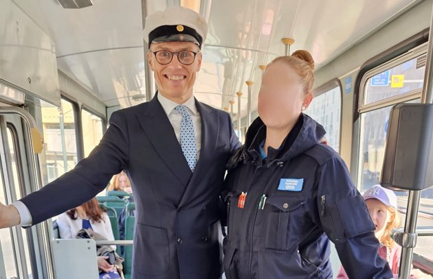Alexander Stubb tillsammans med den biljettkontrollant som nu kan stoltsera med att ha läst av presidentens biljett i en spårvagn i Helsingfors.