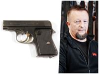Vapenhandlaren Petri Oinonen säger att Timo Vornanens pistol inte duger till självförsvar.