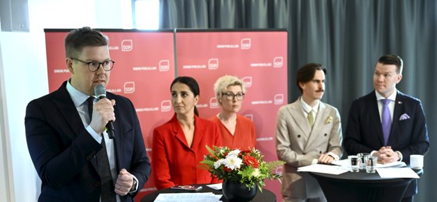 SDP:s ordförande Antti Lindtman och vice ordförandena Nasima Razmyar, Nina Malm samt Matias Mäkynen och partisekreterare Mikkel Näkkäläjärvi på SDP:s lansering av valprogrammet. 