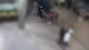 Känner du igen mannen? Skärmdump från polisens video. 