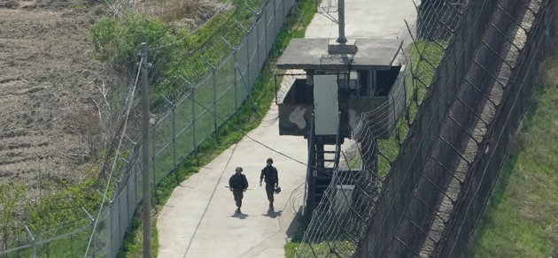 Taggtrådsstängsel i Paju, Sydkorea, nära nordkoreanska gränsen. Arkivbild.