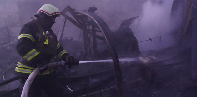 Brandmän bekämpar en brand i staden Charkiv i östra Ukraina efter ett ryskt luftangrepp.
