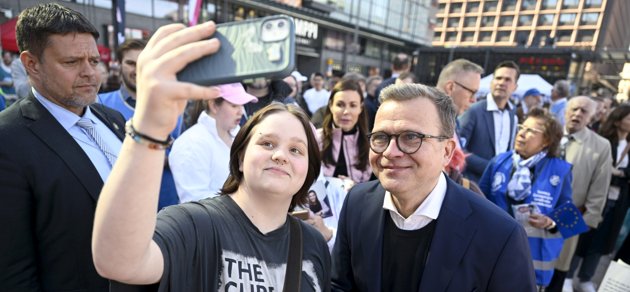 Många ville ta en selfie med statsminister Orpo under Samlingspartiets valturnéstart på Narinken i Helsingfors.