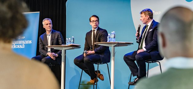 SFP:s ordförandekandidater Anders Adlercreutz, Henrik Wickström och Otto Andersson gör sitt bästa för att vinna förtroende bland österbottniska partidagsdelegater på debatten i Malax på lördagen.