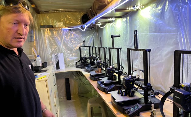 Det här är vår plantage, konstaterar Volodymyr Kormin. I en källare i Butja står sex 3D-skrivare och tillverkar plastskal för granater och delar till raketgevär.