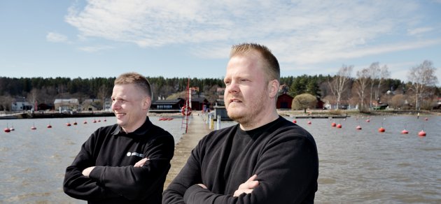 Håkan Tikander (t v) och Daniel Tikander är två  arrangörerna i sommarens muskelbåtsjippo i Lovisa.