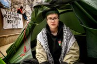 Vilja Hermansson är en av de ungefär femtio studerande vid Helsingfors universitet som slagit upp ett tältläger utanför Porthania. De kräver att ledningen avbryter samarbetet med israeliska universitet.