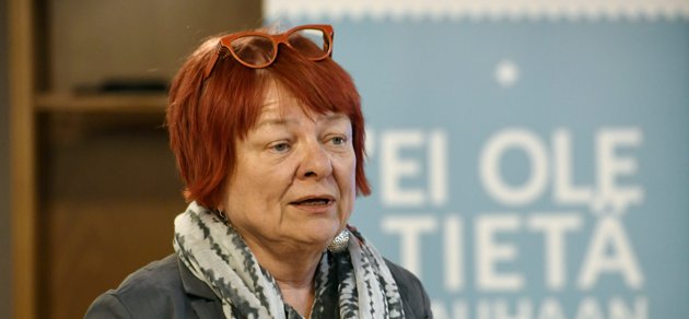 Östra Finlands universitet drar tillbaka utnämningen av Tarja Cronberg till hedersdoktor efter att Cronberg deltagit i en rysk bjudresa till en konferens i Kaliningrad.