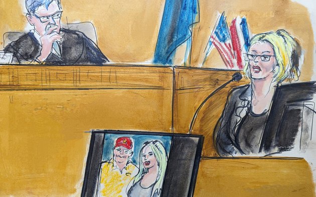 Domaren Juan Merchan och porrskådespelaren Stormy Daniels i en teckning från domstolen på Manhattan i New York.