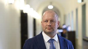 Timo Vornanen är utesluten ur Sannfinländarnas riksdagsgrupp men planerar att fortsätta riksdagsarbetet efter sin sjukskrivning.