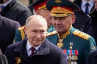 Rysslands president Vladimir Putin, här med den ersatte försvarsministern Sergej Sjojgu bakom sig vid förra veckans segerdagsparad i Moskva. Några dagar senare fick Sjojgu ett nytt jobb.