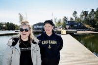 Janica Ström (till vänster) är glad över att båtlösa nu kan göra båtutfärder i skärgården. "Norra Sandön är ljuvlig. Holmen är en lång sandbank med en tallås i mitten och stranden är långgrund" säger kapten Kika Packalén-Kippilä (till höger).