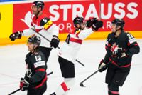 Österrikes Benjamin Nissner firar sitt mål mot Kanada i VM.
