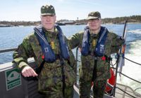  Jyri Kopare, kommendör för Nylands brigad och Marko Laaksonen, kommendör för Kustbrigaden, åker Jehu-båt tillbaka till Syndalen efter ett besök på Russarö utanför Hangö udd. 