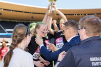 Här delar president Stubb ut vinnarmedaljer åt eleverna i Pörtom skola som vann gatustafetten för små grundskolor.