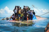 Rohingiska flyktingar på den kapsejsade båten utanför Aceh i Indonesien. Av de runt 140 flyktingarna räddades 75.