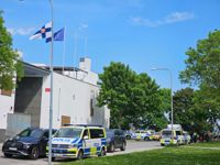 Flera polispatruller var på plats vid Finlands ambassad i Stockholm.
