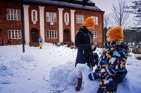 Skolhuset i Bemböle i Esbo har stått tomt sedan början av juni 2022, då stadsstyrelsen i Esbo röstade för att skolan ska stängas. Inka Abrahamsson och Thelma Turku var två av de cirka femtio eleverna som gick i skolan och förskolan under dess sista läsår.