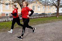 Anna Janhunen (i förgrunden) och Malin Iiskola hör till dem som deltagit i Borgå gymnasiums maratonkurs.