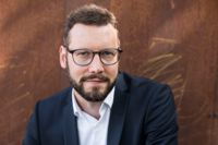 Författaren Joel Haahtela besöker Borgå stadsbibliotek den 19 maj. Publiken har möjlighet att ställa frågor och delta i diskussionen.