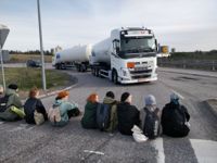 Aktivister från klimatrörelsen Elokapina blockerar en väg i Borgå på tisdagskvällen.