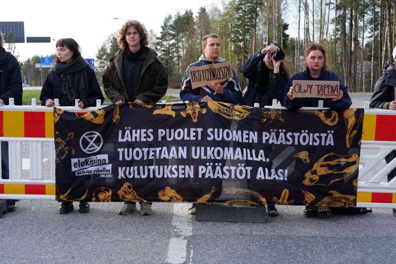 Aktivister från klimatrörelsen Elokapina i Borgå på tisdagskvällen. Elokapina har utlyst två veckor av protester, som går under namnet Ylikulutuskapina.