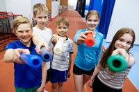 I Forsby skola är årskurserna 5-6 i full färd att träna inför Stafettkarnevalen. Från vänster: Kent Lindholm, Oskar Ahoranta, Cristian Stenbäck, Charlotta Stenbäck och Ellen Broman.