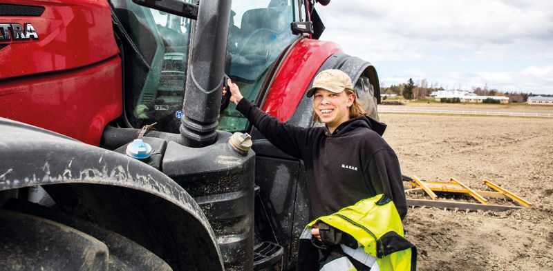 Studerande Kalle Weijola ytharvar Axxells åker för att fukten ska hållas bättre i jorden. Att köra traktor hör till Kalles favoritsysslor i utbildningen.