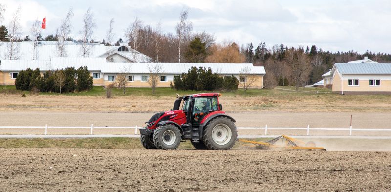 På skoljordbruket är huvudsyftet att studerande får öva och lära sig bruka jorden och sköta djuren. Därför kan vissa arbetsmoment ta lite längre eller ske vid lite annan tid än normalt. Traktorn är också en nyinförskaffning.