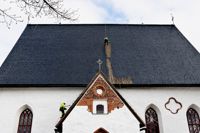 Kyrktaket tjäras. Borgå domkyrka.