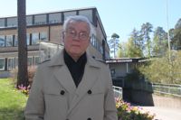Karl von Smitten, SFP, är nöjd med att det blev just Sanna Svahn som ska leda västra Nylands välfärdsområde. Han är själv kirurg och även Svahn är utbildad läkare.