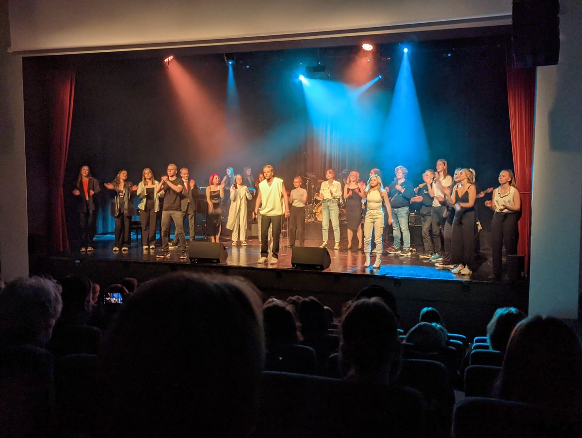 I slutet av showen kom alla sångare och musiker på scenen och tog emot publikens ovationer.