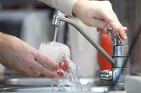 KOKA VATTNET. Invånarna i de centrala delarna av Söderkulla uppmanas att i fem minuter koka allt vatten som används till matlagning eller som dricksvatten.