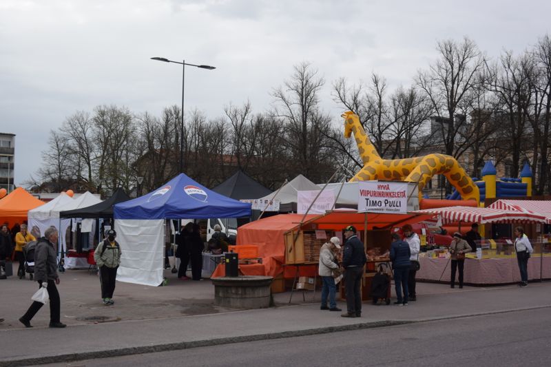 Marknadsdagen började i mulet väder, men på eftermiddagen lyste solen.