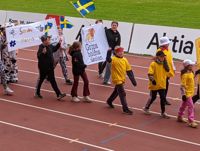 Stafettkarnevalen började med att lagen marcherade in på stadion.