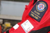 Två personer räddades från en sjunkande träbåt på västra sidan av Svartholm i Lovisa i fredags.