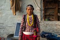 Sarala Bohara utanför sitt hem i Khandeswori som ligger i sluttningen av Apihimal, en del av bergskedjan Himalaya.